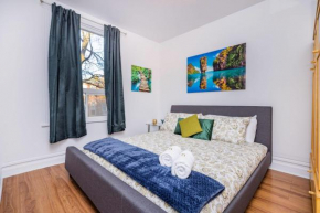 Cozy & Warm - 2BR Apt with King Bed - Steps from Byward Market